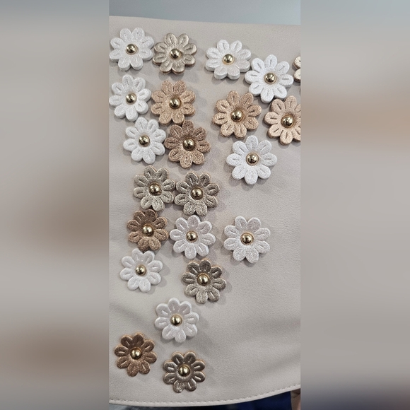 Imoshion Oversized Wristlet Clutch Makeup Bag With Floral Appliques - Picture 10 of 14